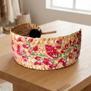 Diadema de paja trenzada con flores rosas pintadas a mano de Díaz-Zamora.